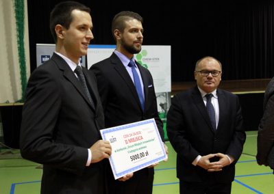 Mgr Paweł Groch (z lewej) oraz mgr Arkadiusz Niemczyk (w środku) zdobyli II miejsce w konkursie pn. Forum Młodych Innowatorów.